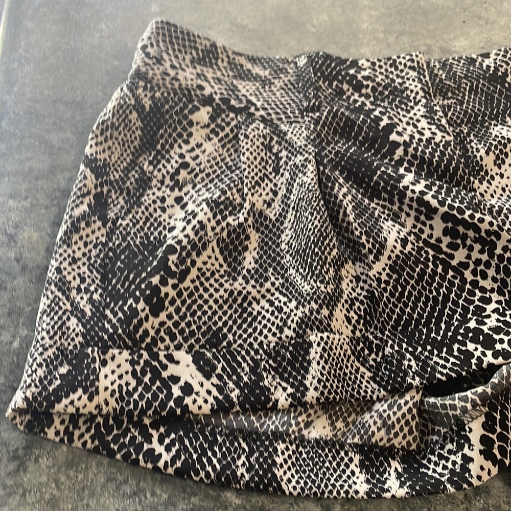 Express Snake skin print polyester shorts with pockets - size 8 - Picture 2 of 3